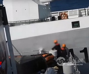 撞上了！菲律宾海警与中国海警船发生碰撞