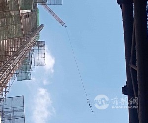 中国城在建公寓楼发生吊臂缆绳断裂事故