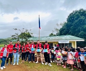 菲律宾鄢市华友义工队赴山区为孩童分发爱心用品
