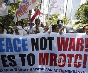 百名菲律宾青年前往中国大使馆抗议中国"侵略行为"